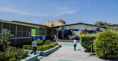 Desde el patio de la escuela primaria de Tepapayeca se puede ver la iglesia, destrozada por el terremoto.