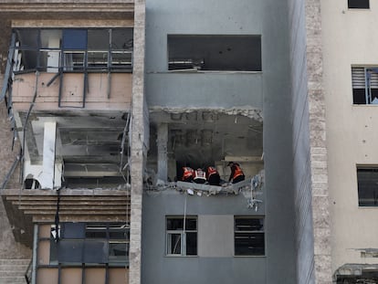 Servicios de emergencias palestinos trabajan en el hospital de Al Wafa tras un ataque aéreo israelí, el pasado domingo en Ciudad de Gaza.