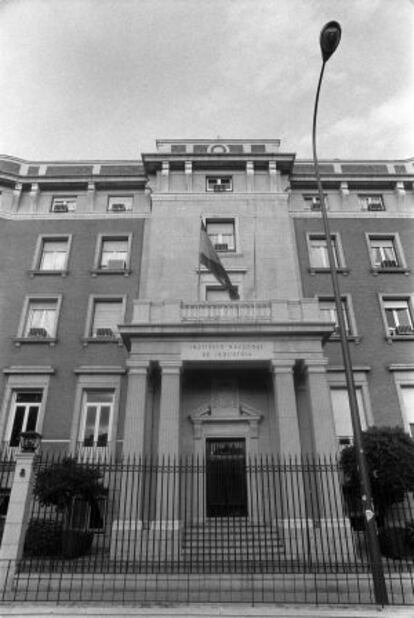 Fachada del antiguo Instituto Nacional de Industria, en la plaza del Marqués de Salamanca.