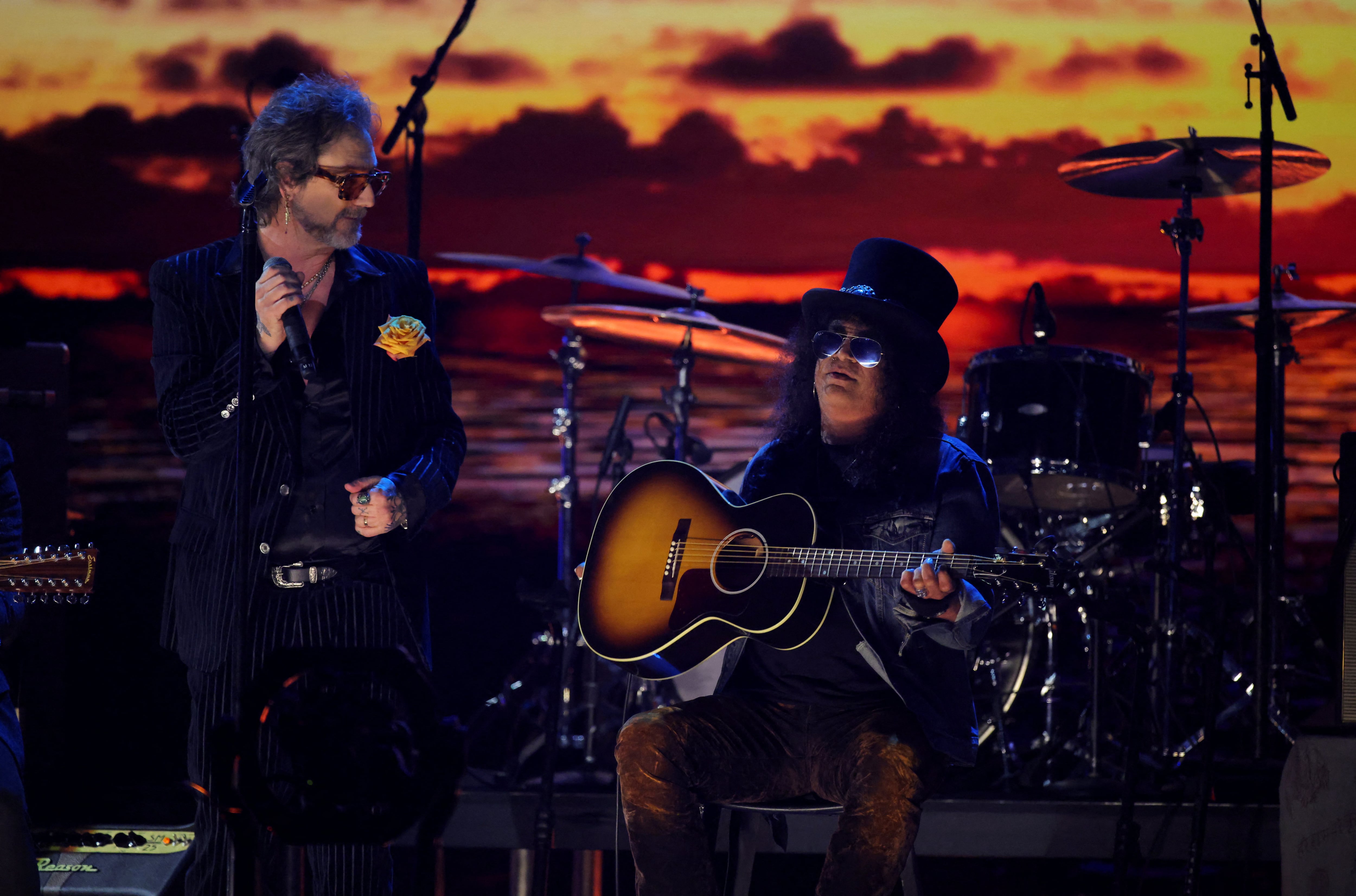 De Woodstock a Coachella: los incendios de Los Ángeles unen a generaciones de músicos en el concierto benéfico FireAid 2 Chris Robinson, de The Black Crowes, junto a Slash.