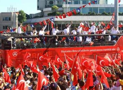 Los jugadores turcos reciben el reconocimiento de los aficionados a su regreso ayer a Estambul.