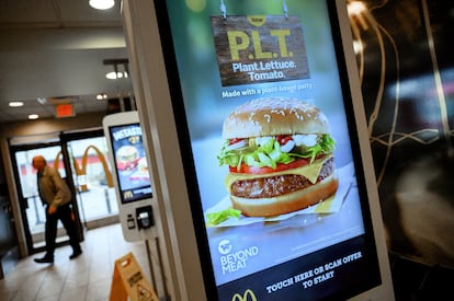 Una hamburguesa de la cadena de comida rápida McDonald's.