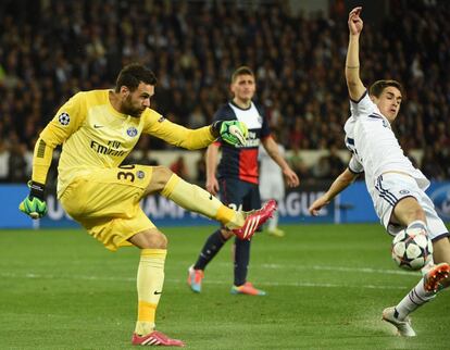 Eden Hazard y el guardameta Salvatore Sirigu durante el encuentro de Champions. 