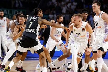 La tangana. A la izquierda, Yabusele coge por el cuello a Exum.