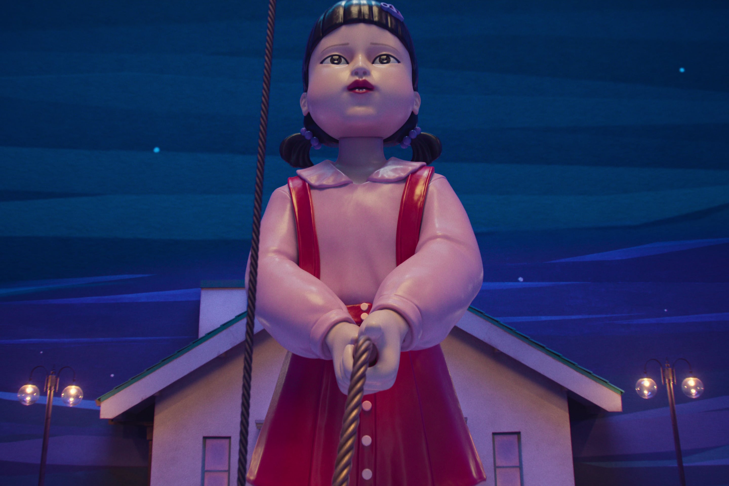La muñeca de 'El juego del calamar' en el juego de saltar la comba.
