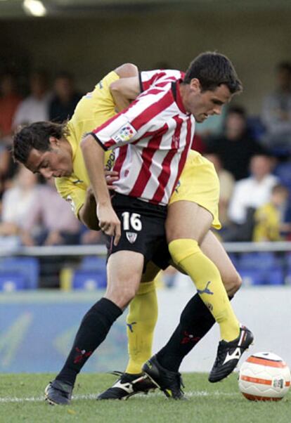 Orbaiz y Cazorla pelean por un balón.