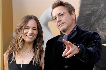 Susan Levin y Robert Downey Jr. – Hay razones más que de sobra para entender por qué algunos medios conocen a la productora cinematográfica como “el milagro” que salvó a Robert Downey Jr. Levin conoció al actor en el momento más bajo de su carrera, recién salido de la cárcel e inmerso en un tortuoso proceso de rehabilitación. Tras conocerse en el rodaje del thriller Gothika, ambos se convirtieron en dúo sentimental y creativo. Formaron tanto una familia como una productora que ha convertido al intérprete en uno de los más queridos (y mejor pagados) del siglo XXI.