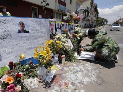 Un hombre pone velas en un altar en memoria de Cristian Hernández, muerto durante disturbios frente al comando de atención inmediata (CAI) del Verbenal, en 2020