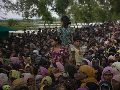 Un grupo de rohingya espera al reparto de ayuda humanitaria, este miércoles en Bangladés.