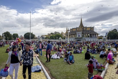 Pícnic en los jardines del Palacio Real, en la capital, Phnom Penh, un lugar al que los camboyanos acuden en su tiempo libre. 
