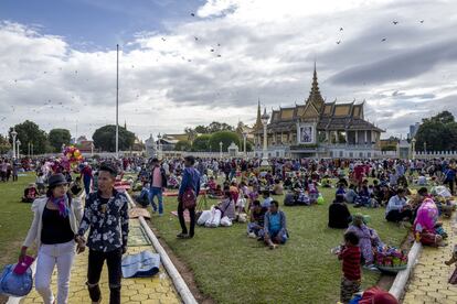 Pícnic en los jardines del Palacio Real, en la capital, Phnom Penh, un lugar al que los camboyanos acuden en su tiempo libre. 
