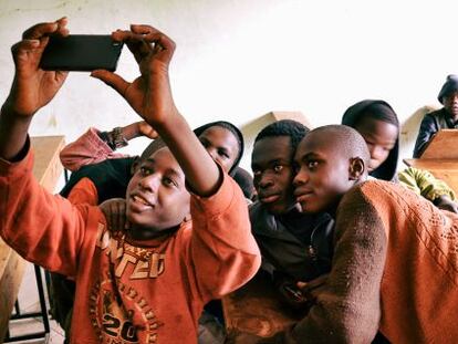 Un grupo de recién llegados a la escuela de Amref se hace un 'selfie'.