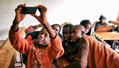 Un grupo de recién llegados a la escuela de Amref se hace un 'selfie'.