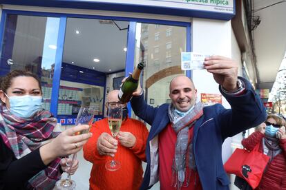 Celebración en el despacho de loterías Los Manolos de Salamanca este martes tras conocerse que han vendido quince décimos de El Gordo, el número 72897.