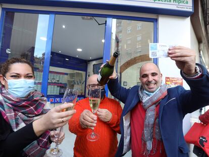 Celebración en el despacho de loterías Los Manolos de Salamanca este martes tras conocerse que han vendido quince décimos de El Gordo, el número 72897.
