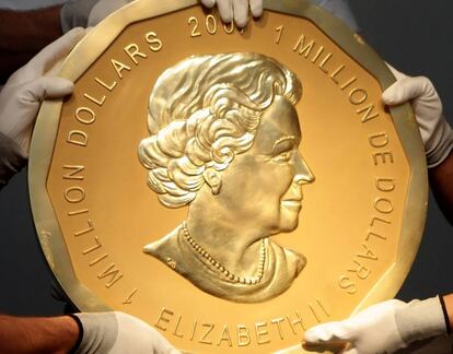 La policía detiene a uno de los presuntos ladrones de la moneda de oro.