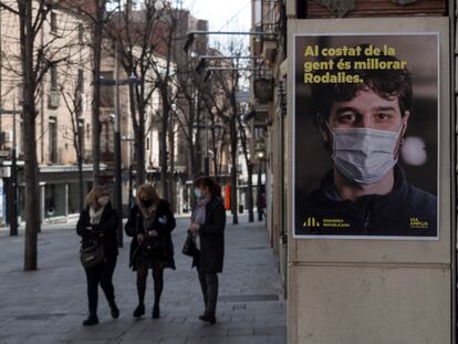 Tres mujeres pasean, el viernes pasado, por la Riera de Mataró.