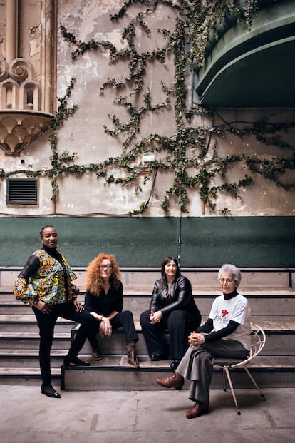 De izquierda a derecha, Nicole Ndongala (República Democrática del Congo, 1975), Cristina Fallarás (Zaragoza, 1968), Elisa García Mingo (Madrid, 1983) y María del Mar Jiménez (Las Palmas de Gran Canaria, 1962), en el patio de la Sala Equis de Madrid antes de iniciar el debate.