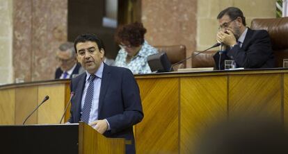 Mario Jim&eacute;nez, durante su intervenci&oacute;n en el Parlamento andaluz.