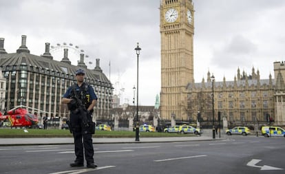 Agentes brit&aacute;nicos montan guardia tras el atentado frente al Parlamento en Londres.