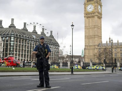 Policiais britânicos montam guarda depois do atentado na frente do Parlamento em Londres
