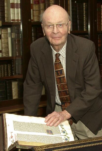 Una foto de 2002 de William H. Scheide, exalumno de Princeton de la clase de 1936, con algunos de los tomos de su colección.