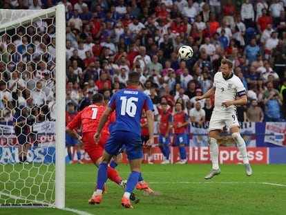 Kane remata de cabeza en su gol ante Eslovaquia en el primer minuto de la prórroga.