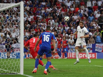 Kane remata de cabeza en su gol ante Eslovaquia en el primer minuto de la prórroga.