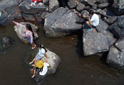 Los residentes se hacen selfies con pinturas rupestres en el sitio arqueológico de Ponta das Lajes.