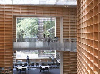 Todas las paredes son muros-estantes, y hasta los escalones de la biblioteca de la Facultad de Arte de Musashino, en Tokio, son estantes para libros. Como celdas de una colmena dentro de una urna de cristal. El arquitecto japonés Sou Fujimoto ha comparado su obra con “un bosque de libros”. Se completó en 2010 como un centro para facilitar la creación artística nueva en la universidad: alberga unos 280.000 libros sobre arte y diseño y alrededor de 5.000 títulos de revistas académicas y publicaciones periódicas profesionales, lo que la convierte en una de las bibliotecas universitarias de arte más grandes de Japón. musabi.ac.jp