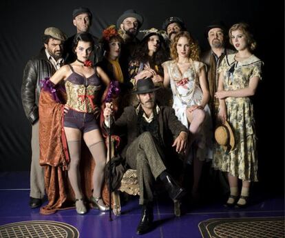 Imaxe promocional do elenco d’A ópera dos tres reás, o musical que produciu o CDG baixo a dirección de Blanca Cendán.