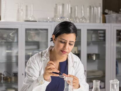 Jalila Essaïdi en el laboratorio, trabajando en su proyecto Mestic con el que creó tejido a partir de estiércol.