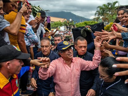 Gustavo Petro mientras saluda a los habitantes del municipio de El Tarra, Norte de Santander (Colombia).