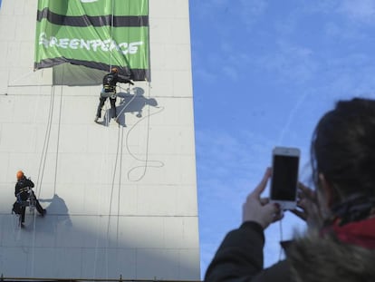 Protesta de Greenpeace en el Obelisco de Buenos Aires.
