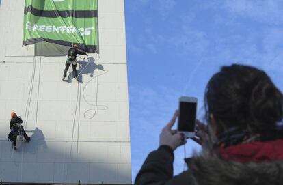 Protesta de Greenpeace en el Obelisco de Buenos Aires.