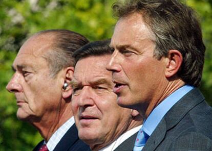 De izquierda a derecha, Chirac, Schröder y Blair, durante la rueda de prensa que ofrecieron ayer en Berlin.