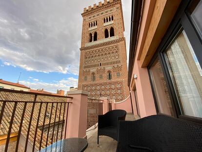 Las joyas de la corona de los Apartamentos One son los áticos con terraza propia y vistas a la torre mudéjar de El Salvador.