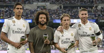 Los jugadores del Real Madrid, desde la izquierda hasta la derecha, el francés Rapahel Varane, el brasileño Marcelo, el croata Luka Modric y Sergio Ramos, posan con los trofeos 'The Best FIFA' recibidos en la gala celebrada el pasado Lunes, antes del encuentro.