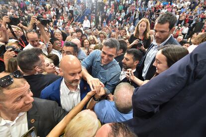 Pedro Sánchez saludaba el día 6 a los asistentes a un acto de precampaña, en el Pabellón Príncipe de Asturias en Murcia. 