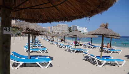 Zona de tumbonas de la playa de Magaluf, en Mallorca, casi vacío el 30 de julio.