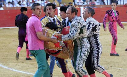 V&iacute;ctor Barrio, instantes despu&eacute;s de sufrir la cogida mortal en Teruel en 2016. 