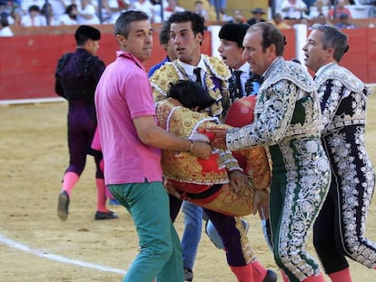 V&iacute;ctor Barrio, instantes despu&eacute;s de sufrir la cogida mortal en Teruel en 2016. 