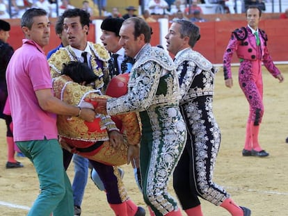 V&iacute;ctor Barrio, instantes despu&eacute;s de sufrir la cogida mortal en Teruel en 2016. 