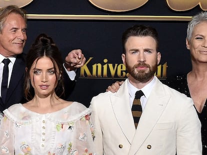 Ana de Armas y Chris Evans, en primer término, en el estreno de 'Puñales por la espalda' en Los Ángeles, California, en noviembre de 2019.