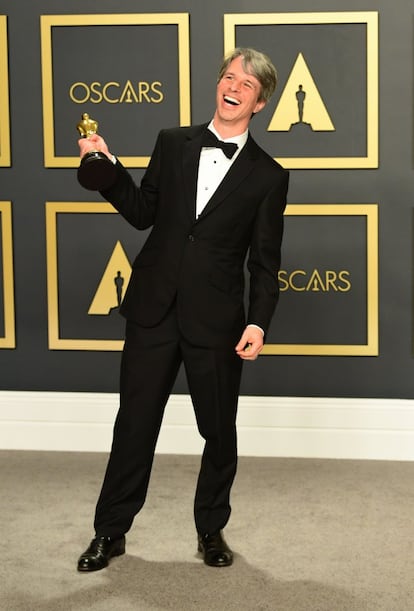 El director Marshall Curry del corto 'The Neighbors' Window' celebra su Oscar tras recogerlo en la gala.