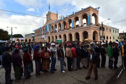 Colas de personas en los colegios electorales en San Juan Sacatepéquez, a 40 km al oeste de Ciudad de Guatemala.