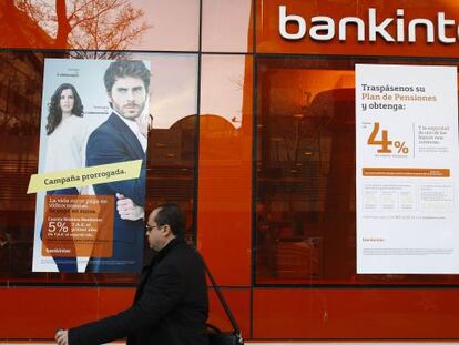 Oficina bancaria en Madrid con una oferta de planes de pensiones