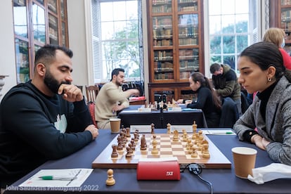 El catarí Husain Aziz y la azerbaiyana Gunay Mammadzada, este lunes, durante la primera ronda de la 'Batalla de los Sexos' en Gibraltar