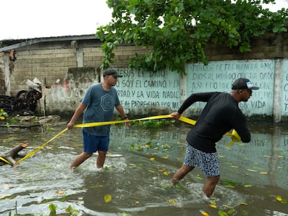 Habitantes tratan de limpiar y arreglar los daños causados por el paso del huracán 'Julia', en San Andrés (Colombia).
