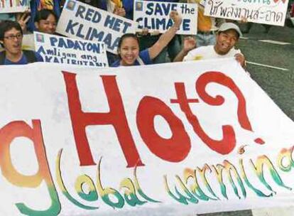 Un grupo de ecologistas se ha concentrado ante la sede de la reunión para pedir medidas inmediatas contra el cambio climático